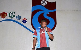 Le joueur de Trabzonspor Florent Malouda pose sous ses nouvelles couleurs, le 16 juillet 2013.