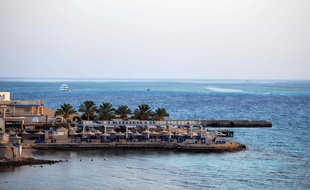 Une plage, le 15 juillet 2017 dans la ville de Hurghada, en Égypte, où la veille, un homme égyptien a poignardé deux touristes allemands et en a blessé quatre autres. AFP PHOTO / MOHAMED EL-SHAHED