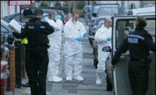 Neuf hommes soupçonnés d'avoir voulu exécuter un soldat musulman restaient en garde à vue jeudi, alors que la police de Birmingham a lancé une vaste opération pour tenter de calmer la colère de nombreux musulmans de cette ville du centre de l'Angleterre.