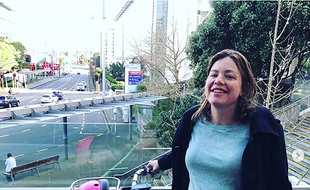 La ministre des Femmes Julie Anne Genter est allée en vélo à la maternité d'Auckland pour accoucher.