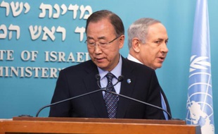 Le secrétaire général de l'Onu Ban Ki-moon et le Premier ministre israélien Benjamin Netanyahu lors d'une conférence de presse le 20 octobre 2015 à Jérusalem