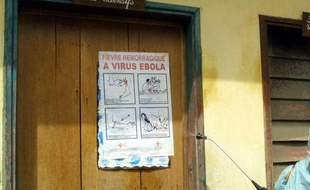 Un centre de soins intensifs pour des malades touchés par la fièvre Ebola, dans le nord-ouest du Congo en 2003