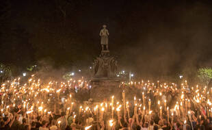 Des manifestants néo-nazis et d'extrême-droite autour d'une statue de Thomas Jefferson, le 11 août 2017 à Charlottesville, en Virginie.
