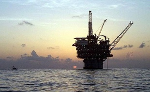 Les prix du pétrole sont montés à leur plus haut niveau depuis six mois mercredi à New York, en raison des nouvelles mesures monétaires de la banque centrale américaine et d'une chute des stocks de produits raffinés aux Etats-Unis.