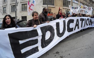 Des professeurs et lycéens manifestent à Marseille contre la réforme des zones d'éducation prioritaire le 9 décembre 2014