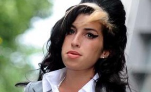 Amy Winehouse arrive à la Cour de Londres, le 24 juillet 2009, où elle est entendue pour agression sur une fan en septembre 2008.