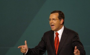 Le chef du Parti socialiste portugais, principale formation d'opposition, a menacé jeudi de rompre le consensus politique autour des réformes et des mesures d'austérité mises en oeuvres en contrepartie de l'aide internationale accordée en mai 2011.