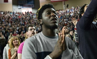 Des gens chantent des chants rock chrétiens avant l'intervention de Donald Trump à Liberty University, à Lynchburg, en Virginie le 18 janvier 2016