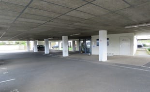 Le parking souterrain de l'IRSS, à Rennes, où un cadavre a été retrouvé dans un chariot de supermarché le 16 mars 2020.