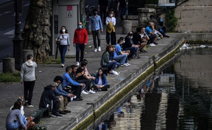 Des promeneurs le long du canal Saint-Martin à Paris, le 8 mai 2020.