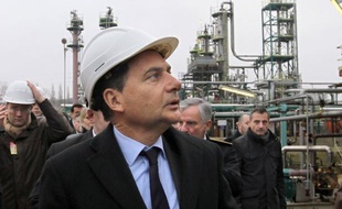 L'intersyndicale de la raffinerie Petroplus de Petit-Couronne, près de Rouen, en redressement judiciaire a assuré mardi que le dossier laissé par l'équipe d'Eric Besson au ministère de l'industrie concernant leur entreprise était "vide".