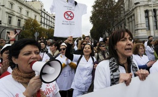 Contre les privatisations et les coupes budgétaires, une "marée blanche" de dizaines de milliers de médecins, infirmières et personnels des hôpitaux a envahi dimanche les rues de Madrid, aux cris de "santé publique", "la santé est un droit, nous allons lutter".