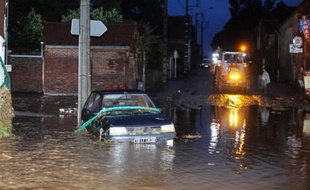 Des habitants de Villers-Plouich utilisent un tracteur pour traverser une des rues inondées du village, le 11 septembre 2008, dans l'agglomération cambraisienne.