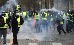 Des heurts ont éclaté sur les Champs-Elysées lors de la manifestation des «gilets jaunes» le 1er décembre