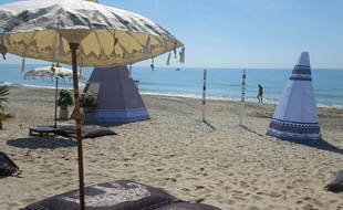 Du soleil, des transats, la mer et... des tipis XXL. Les plages privées de Montpellier, ici le Carré mer, sont prêtes à attirer les estivants.