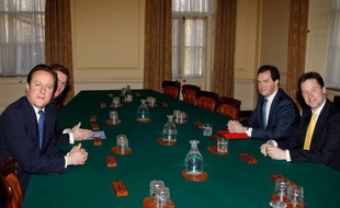 Le Premier ministre conservateur David Cameron et son ministre des Finances répondraient ainsi à une demande pressante des milieux d'affaires, quitte à conforter leur image d'"amis des riches". En baissant l'impôt, ils estiment encourager l'esprit d'entreprise, et donc la croissance, tout en ouvrant les bras aux investisseurs étrangers.