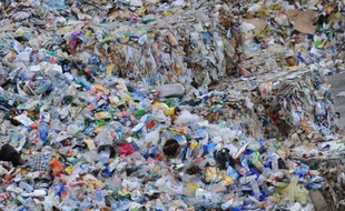 Déchets dans le centre de tri Valorpôle au Mans, un Ecopôle régional dédié aux nouvelles technologies de valorisation des déchets, le 12 avril 2013