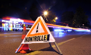 Un panneau sur la route annonce les contrôles efectués par la police allemande à la frontière austro-allemande, près de Lindau, le 13 septembre 2015.