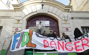 Des élèves du lycée Charlemagne à Paris bloquent l'entrée pour réclamer l'arrêt des expulsions des élèves scolarisés le 17 octobre 2013.
