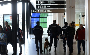 L'aéroport Saint-Exupéry de Lyon. Les actionnaires locaux de l'aéroport de Lyon se sont dit lundi "surpris" et "en colère" d'apprendre que l'Etat avait retenu deux candidats