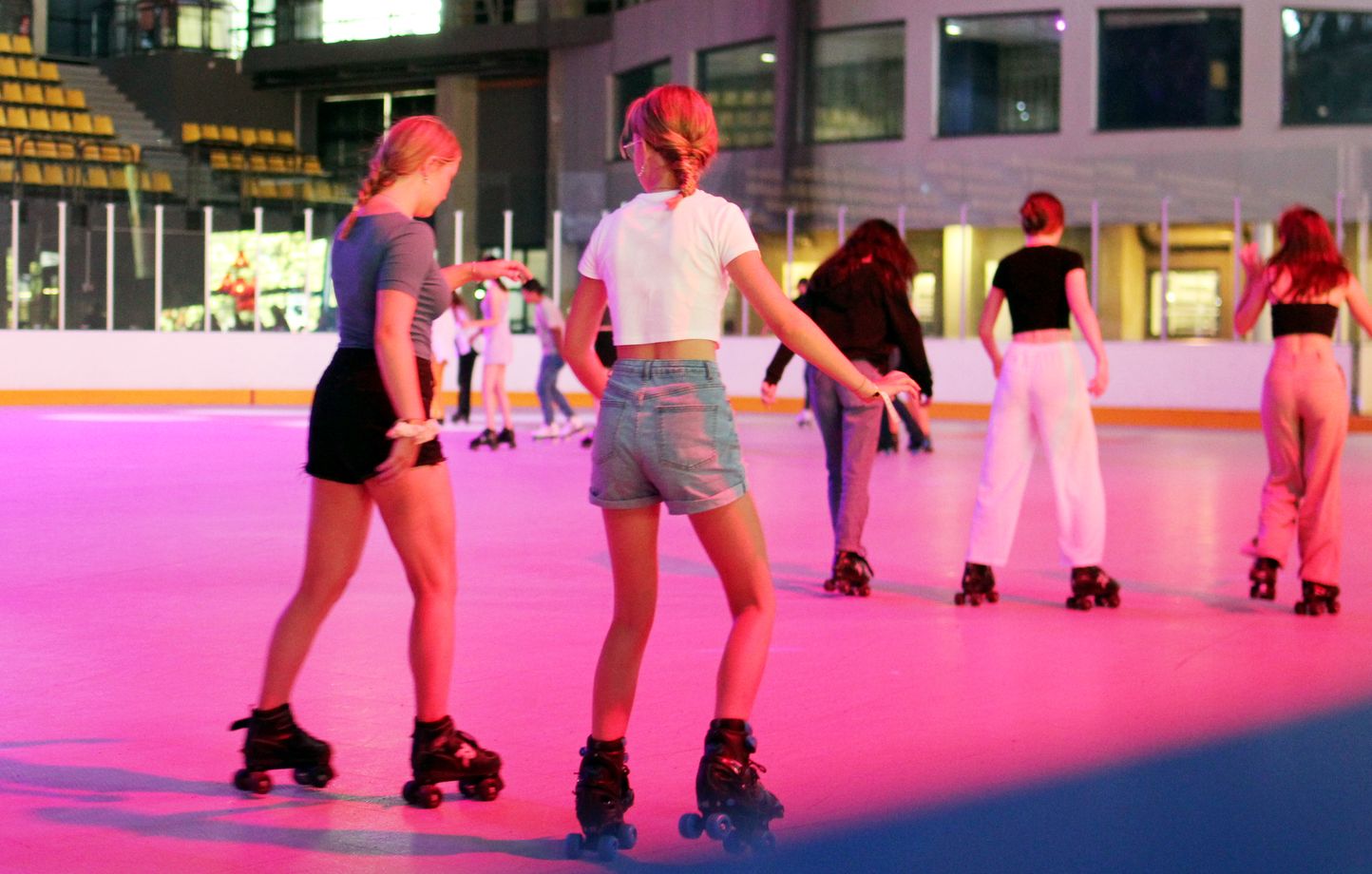 A Rennes, la patinoire Le Blizz a été transformée en piste de patin à roulette et roller cet été, séduisant de nombreux adolescents et familles.