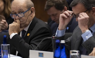 Jean-Yves Le Drian est désormais visé par une plainte déposée par une dizaine de familles d'enfants français retenus en Syrie.