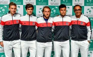 Nicolas Mahut, Pierre-Hugues Herbert,Lucas Pouille, Jo-Wilfried Tsonga et leur capitaine Yannick Noah avant la demi-finale face à la Serbie
The Davis Cup game will be played from September 15 to 17, 2017 in Lille. / AFP PHOTO / PHILIPPE HUGUEN