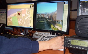 La police municipale visionne dans ses locaux les images des 52 caméras installées à Grenoble.