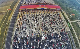Des milliers de voitures bloquées en Chine sur une autoroute le 7 octobre 2015