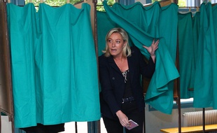 Marine Le Pen dans l'isoloir en 2014