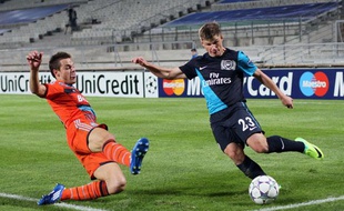 Le Londonien Andreï Archavine face au Marseillais Cesar Azpilicueta, le 19 octobre 2011, à Marseille.