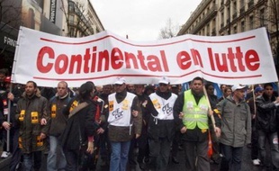 La quasi-totalité des 1.120 salariés de Continental à Clairoix (Oise), qui ne décolèrent pas, ont manifesté mercredi à Paris contre la fermeture dans un an de leur usine de pneumatiques, mais sont restés sur leur faim après un rendez-vous à l'Elysée.