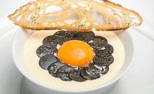 " Le beaufort et la vieille tome de Savoie, comme une fondue, avec ses lamelles de truffe et son jaune d'œuf tiédi. "