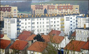 La cour d'assises du Pas-de-Calais à Saint-Omer juge à partir de mercredi une nouvelle affaire de pédophilie présumée à Outreau pour laquelle comparaissent une sexagénaire et trois couples accusés de viols sur dix de leurs enfants entre 1994 et 2001.