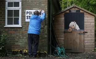 Un bureau de vote dans le sud-est de l'Angleterre, le 7 mai 2015