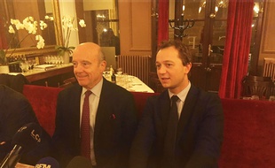 Alain Juppé et Maël de Calan, le 5 décembre 2017 à Bordeaux lors d'une conférence de presse commune.