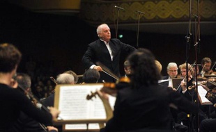 Le célèbre chef d'orchestre israélo-argentin Daniel Barenboim et le "magicien" du piano Radu Lupu ont ouvert dimanche le festival international de musique George Enesco à Bucarest, l'un des plus prestigieux d'Europe.