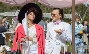 Leïla Bekhti (Crystal Clear) et Alex Lutz (Graig Danners) dans « La Vengeance au triple galop ».