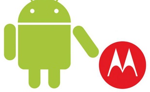 Les logos du système Android de Google et de Motorola.