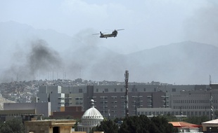Des combattants talibans sont entrés dimanche dans la périphérie de la capitale afghane, resserrant davantage leur emprise sur le pays alors que les travailleurs paniqués fuyaient les bureaux du gouvernement et que les hélicoptères atterrissaient à l'ambassade des États-Unis dimanche 15 août 2022.