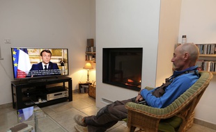 Un téléspectateur français devant l'allocution d'Emmanuel Macron ce lundi 16 mars.