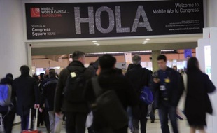 Les opérateurs télécoms, réunis en congrès à Barcelone, voient leurs revenus basés sur la voix et les SMS s'effondrer, alors que leurs clients utilisent de plus en plus l'internet mobile, coûteux en investissements et qui bénéficie surtout aux acteurs du web.