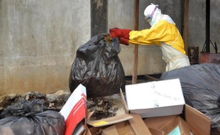 Un travailleur médical traite des déchets des malades du virus Ebola, le 8 décembre 2014 à Conakry, en Guinée, l'un des pays les plus touchés par l'épidémie