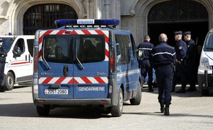 Des policiers arrivent le 29 mars 2012 au palais de justice de Rouen, où les quatre jeunes meurtriers présumés d'Alexandre ont été conduits pour être mis en examen.