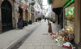 La rue des Orfèvres a connu jusqu'à trois lieux de commémorations après l'attentat de Strasbourg, mais il n'en reste plus qu'un un mois plus tard, là où sont décédés l'Italien Antonio Megalizzi et le Polonais Barto Pedro Orent-Niedzielski.