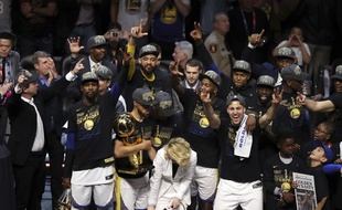 Les Warriors réalisent un back-to-back en remportant leur deuxième titre NBA de rang.