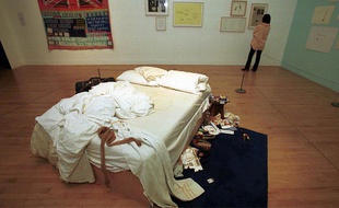 My Bed, oeuvre de Tracey Emin présentée en 1999 à la Tata Gallery pour le Turner Prize