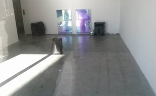 Après le passage des femmes de ménage du musée, il ne reste plus rien de l'installation d'art contemporain, qui mettait en scène les restes d'une fête.