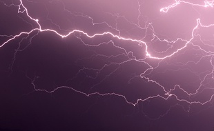 Illustration de la foudre dans le ciel.