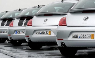 Les constructeurs automobiles allemands continuent d'engranger des milliards d'euros de bénéfices, sereins face aux turbulences qui inquiètent leurs concurrents, dont certains annoncent des suppressions d'emploi.